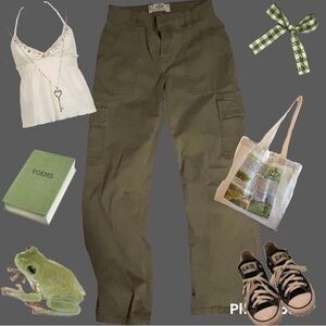 ☆High-rise cargo pants in olive green

☆Originally purchased for 60$